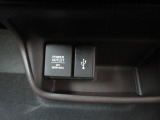 便利なUSBジャック・12V電源ソケットも付いています。周辺機器の充電にご利用頂けます。