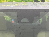 【プリクラッシュセーフティ】前方の車両等を検知し、衝突しそうな時は警報で注意を促し、ブレーキを踏む力をサポート。ブレーキを踏めなかった場合は衝突被害軽減ブレーキが作動、衝突回避をサポートします。