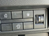 【エマージェンシーブレーキ】前方の障害物を感知し、衝突の可能性が高い場合に警告音等で運転者に回避を促します。減速出来なかった場合には自動的に緊急ブレーキを作動させ、衝突回避や衝突時の被害を軽減します