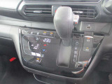 使い勝手の良い位置に配置された操作性の良いシフトレバーになってます。
