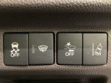 Hondaセンシング用の、VSA(ABS+TCS+横滑り抑制)解除と路外逸脱抑制機能のオンオフスイッチなどはハンドルの右側に装備しています。