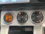 【オートエアコン】一度お好みの温度に設定すれば、車内の温度を検知し風量や温度を自動で調整。暑い&hellip;寒い&hellip;と何度もスイッチ操作をする必要はありません。快適な車内空間には必須の機能ですね♪