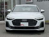 シングルフレームグリルはAudiの象徴的なデザイン要素であり、一目でAudiとわかるスタイル、大きくて迫力のある形状が車のスポーティな印象を強調しており、魅力的なデザインとなっています。