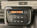 セレクトレバーの左上にオートエアコンがついてますので、お好みの温度をセットするだけで風の強さや風量を自動で調整します。スイッチも簡単操作で快適に過ごせます。
