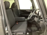 女性でも運転がしやすいように、シートの高さ調整機能(シートリフター)がついています。運転席と助手席の間が空いている為、助手席側への移動がスムーズです。交通量の多い道でも助手席側から乗り降りができます。