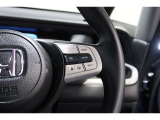 Hondaセンシングの機能のひとつ、アダプティブクルーズコントロール付!アクセルから足を離しても設定したスピードと前車との車間を保ち走行してくれます!車線維持もアシスト☆高速道路で疲労軽減ですね☆