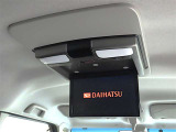 後席モニター装備:セカンドシートにご乗車の方は、ドライブ中も天井部についているモニターでTV等をお楽しみ下さい♪♪使用しない時は、画面を天井部分に格納できます!
