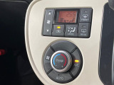 【オートエアコン】一度お好みの温度に設定すれば、車内の温度を検知し風量や温度を自動で調整。暑い&hellip;寒い&hellip;と何度もスイッチ操作をする必要はありません。快適な車内空間には必須の機能ですね♪