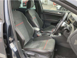 運転席は、GTI伝統のアイデンティティと、高いホールド性を備えたスポーツ性能が最大の特徴です。