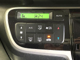 【オートエアコン】一度お好みの温度に設定すれば、車内の温度を検知し風量や温度を自動で調整。暑い&hellip;寒い&hellip;と何度もスイッチ操作をする必要はありません。快適な車内空間には必須の機能ですね♪