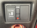 左側電動スライドドアは運転席からでも操作ができるように、ハンドル付近に開閉の操作スイッチが付いています。