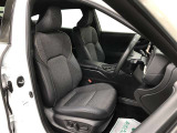 運転席は、運転中の視線移動や動作を抑えられるよう設計!直感的な運転ができるようになっています。まさにドライビングのための空間です。