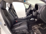 広い足元にゆったり座れるシートには肘掛けも装備しており長距離の運転でも疲れにくくなってます。女性でも運転がしやすいように、シートの高さ調整機能(シートリフター)がついています。