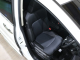 程よい硬さとホールド性が高いシートで長時間運転も快適です。