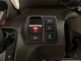 セレクトレバーの右に電子制御パーキングブレーキがあります。スイッチひとつで、停車した地点の傾斜などをシステムが検知・判断してブレーキ力を自動的に最適制御し、しっかり停車できるパーキングシステムです。