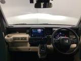 フロントガラスが大きく、ワイドな視界で運転もしやすくなるように設定されています。