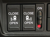 【両側パワースライドドア】スマートキーや運転席のスイッチで後席両側スライドドアの開閉が可能♪電動だから力を入れてドアを開ける必要が無く、小さなお子様でも簡単に開け閉めでき快適です♪