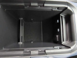 アームレスト内の収納部に、USBポートを二口備えています。運転席と助手席それぞれのスマホや電子小物を充電可能です。