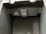 充電用USB端子付き。スマートフォンなどの充電に便利です。