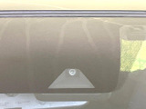 【エマージェンシーブレーキ】走行中に前方の車両等を認識し、衝突しそうな時は警報とブレーキで衝突回避と被害軽減をアシスト。より安全にドライブをお楽しみいただけます。