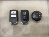 スマートキーを装備しています。鍵を差し込むことなくドアロックの開け閉めと、スタートボタン操作でのエンジンスタートができます。加えて、純正リモコンエンジンスターター用の操作キーもついています。