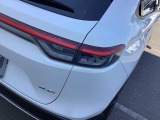 特徴的なデザインで後方からの確認しやすいLEDリアコンビネーションランプ