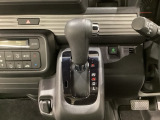 CVT車のセレクトレバーです。低速から高速まで、変速ショックのないスムーズな走りを実現するとともに、エンジン効率のよい領域を維持することで燃費にも貢献します。