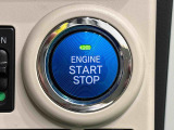 電子カードキーを携帯していれば、ボタンを押すだけでエンジンの始動がスマートに行えます。