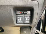 両側電動パワースライドドアがついております。ご年配の方や小さいお子さんの乗り降りも楽々ですね。万が一ドアに手を挟んでしまっても、挟み込み防止機構が付いて安心です。