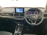 車内は光触媒抗菌消臭施工済です。インパネ周りはスタイリッシュなデザインで機能や装備も充実しています。グローブボックスやカップホルダーのほかにトレーなどたくさんの収納スペースが付いています。