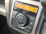 【オートエアコン】一度お好みの温度に設定すれば、車内の温度を検知し風量や温度を自動で調整。暑い&hellip;寒い&hellip;と何度もスイッチ操作をする必要はありません。快適な車内空間には必須の機能ですね♪