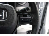 Hondaセンシングの機能のひとつ、アダプティブクルーズコントロール付!アクセルから足を離しても設定したスピードと前車との車間を保ち走行してくれます!車線維持もアシスト☆高速道路で疲労軽減ですね☆