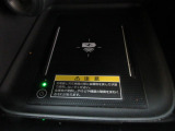 対応スマホを置くだけで、ワイヤレスで充電可能です。
