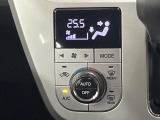 【オートエアコン】一度お好みの温度に設定すれば、車内の温度を検知し風量や温度を自動で調整。暑い&hellip;寒い&hellip;と何度もスイッチ操作をする必要はありません。快適な車内空間には必須の機能ですね♪