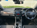 運転姿勢のままで扱えるように、オーディオもエアコンも、使いやすい位置にレイアウトされてます。
