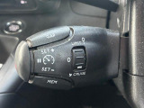 アダプティブクルーズコントロールは、フロントバンパーのレーダーセンサーを使用し、前方の車両の加減速に応じて自動的にスピードを調節、車間距離を維持します。(時速30km以上で使用可能)