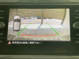ギアをリバースに入れると車両後方の映像を映し出します。画面にはガイドラインが表示され、車庫入れや縦列駐車などの際に安全確認をサポートします。