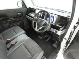 シンプルで使いやすいデザインの運転席です。
