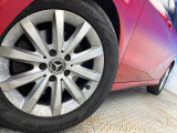●純正16インチアルミホイール:輸入車ならではの卓越した走りを支えるホイールと足回りです!日本車の走りに慣れている方にもぜひ体感して頂きたいほど、高いレベルでまとまっています!