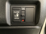 左側電動スライドドアは運転席からでも操作ができるように、ハンドル付近に開閉の操作スイッチが付いています。