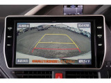 【バックモニター】 後退時に車両の後ろ側を表示します。車庫入れなどでバックする際に安心です。