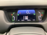 デジタルメーター採用で運転中の速度確認もスムーズに行えます。その他、情報を整理し見やすい分かりやすいメーターとなっています。