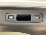 荷物を抱えていてもラクに開け閉め。Hondaスマートキーを持っていれば、開扉だけでなく、閉扉までをハンズフリーで行うことができます