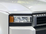 【LEDヘッドライト】悪天候や夜間走行時も良好な視界を確保し安心して運転できる高輝度LEDヘッドライトを装備!点灯速度が早く、消費電力も抑えられています。