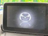 【8インチマツダコネクト】車内の雰囲気にマッチした大型のディスプレイ。スマホ接続でのナビ使用やBluetooth再生等、様々な機能が楽しめます。直感的なダイヤル操作が可能で、使い勝手も良好です。