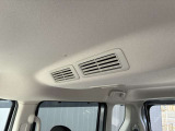 車内の空気を循環し後席まで素早く快適にしてくれるシーリングファン(プラズマクラスター搭載)♪暑い季節もムラなく涼しく、快適さがUP!エアコン前に扇風機を置くと効率が良いと言われる、あの発想ですw