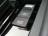 オートブレーキホールドは、ブレーキペダルを離しても車を停止させる機能で、交通渋滞や信号待ちでのブレーキの継続的な使用を減らし、運転の負担を軽減します。坂道発進時もとても便利ですよ!