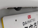 後退時に車両の後ろ側をモニター画面に表示します。車庫入れなどでバックする際に後方確認ができて便利です。車庫入れが苦手な人もこれで安心。