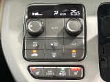 【オートエアコン】一度お好みの温度に設定すれば、車内の温度を検知し風量や温度を自動で調整。暑い&hellip;寒い&hellip;と何度もスイッチ操作をする必要はありません。快適な車内空間には必須の機能ですね♪