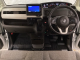 車内は光触媒抗菌消臭施工済です。スタイリッシュなデザインで暖かみのあるインパネ周りを演出します。グローブボックスやカップホルダーのほかにトレーなどたくさんの収納スペースが装備されています。